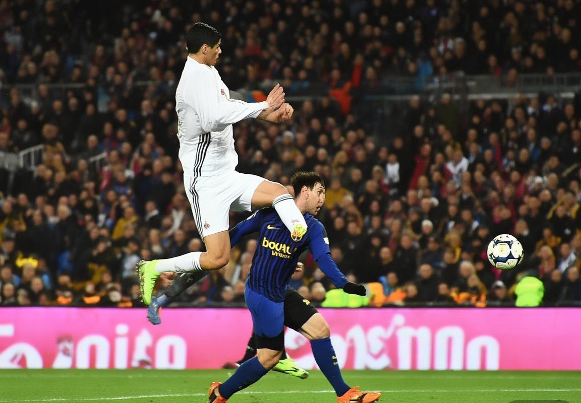 2006年巴塞罗那VS皇家马德里经典对决回顾：激情燃烧的足球史诗(图2)